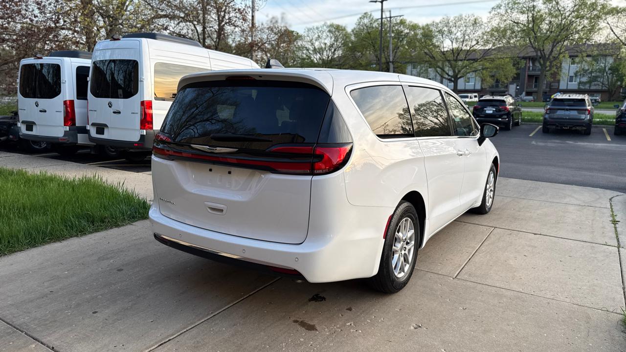 Chrysler Pacifica Select 2025
