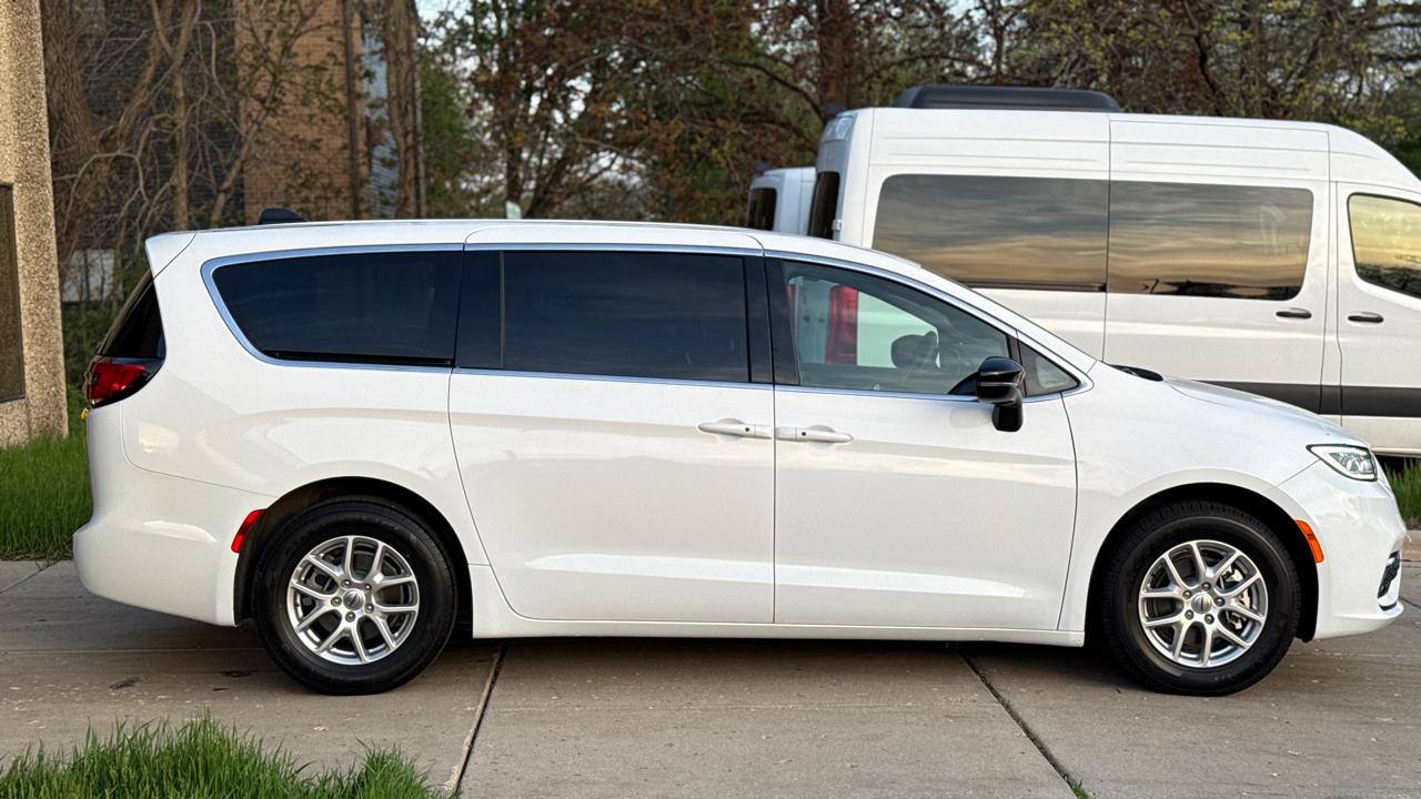 Chrysler Pacifica Select 2025