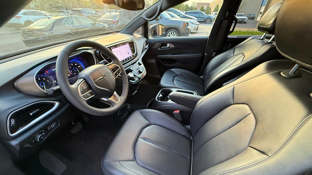 Chrysler Pacifica Select 2025