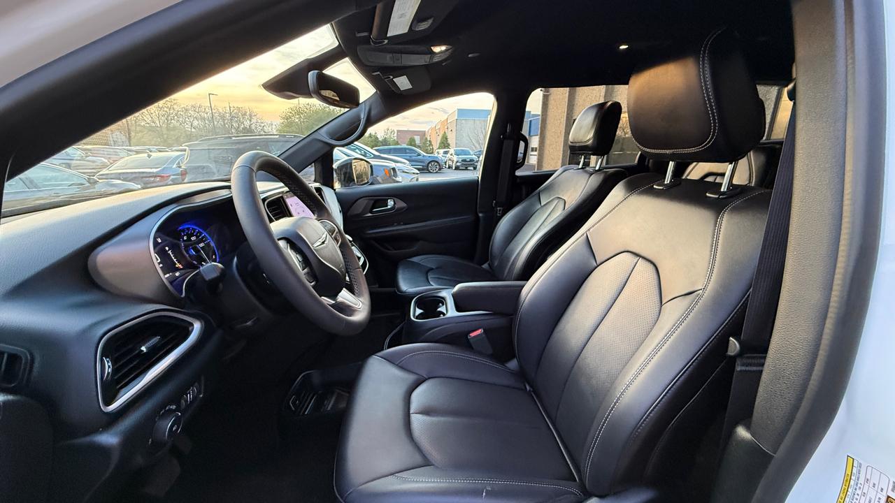 Chrysler Pacifica Select 2025