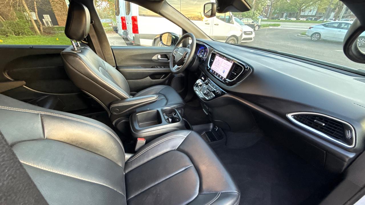 Chrysler Pacifica Select 2025