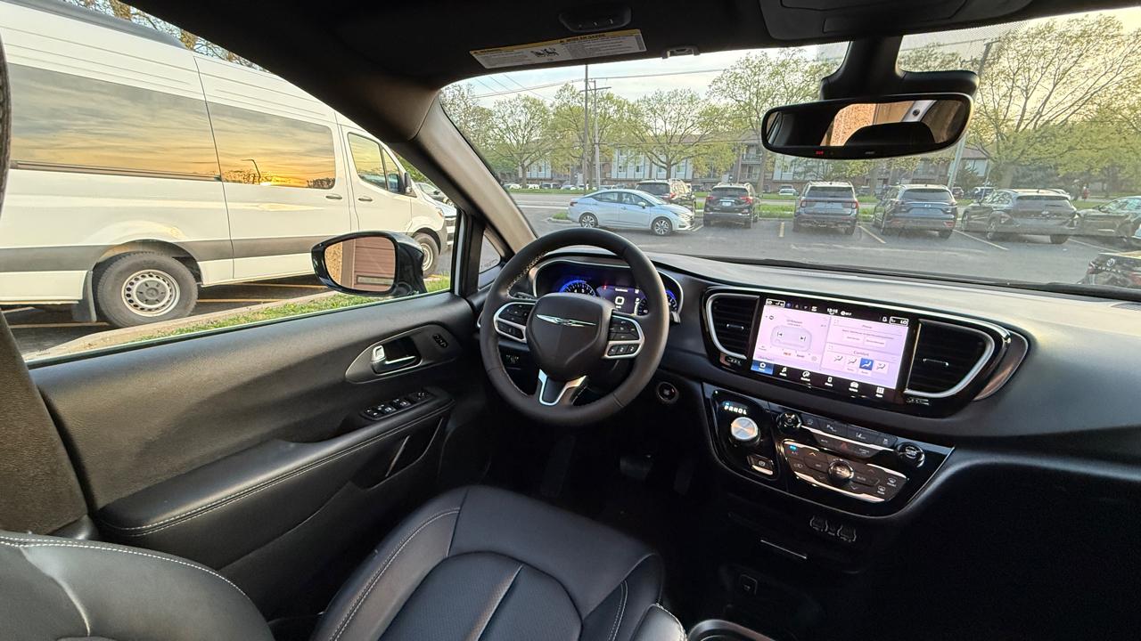 Chrysler Pacifica Select 2025