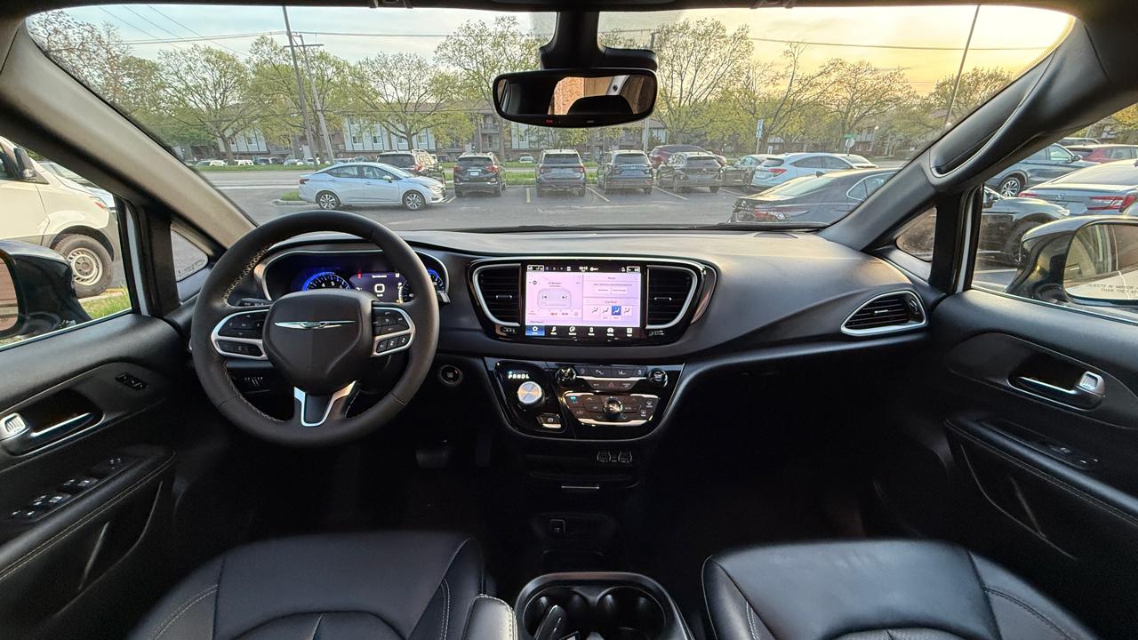 Chrysler Pacifica Select 2025