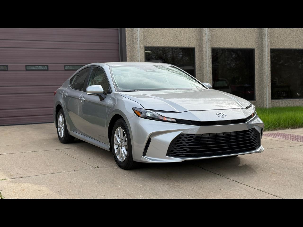 Toyota Camry Hybrid XLE 2025