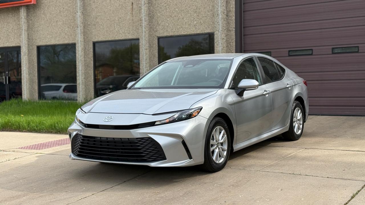 Toyota Camry Hybrid XLE 2025