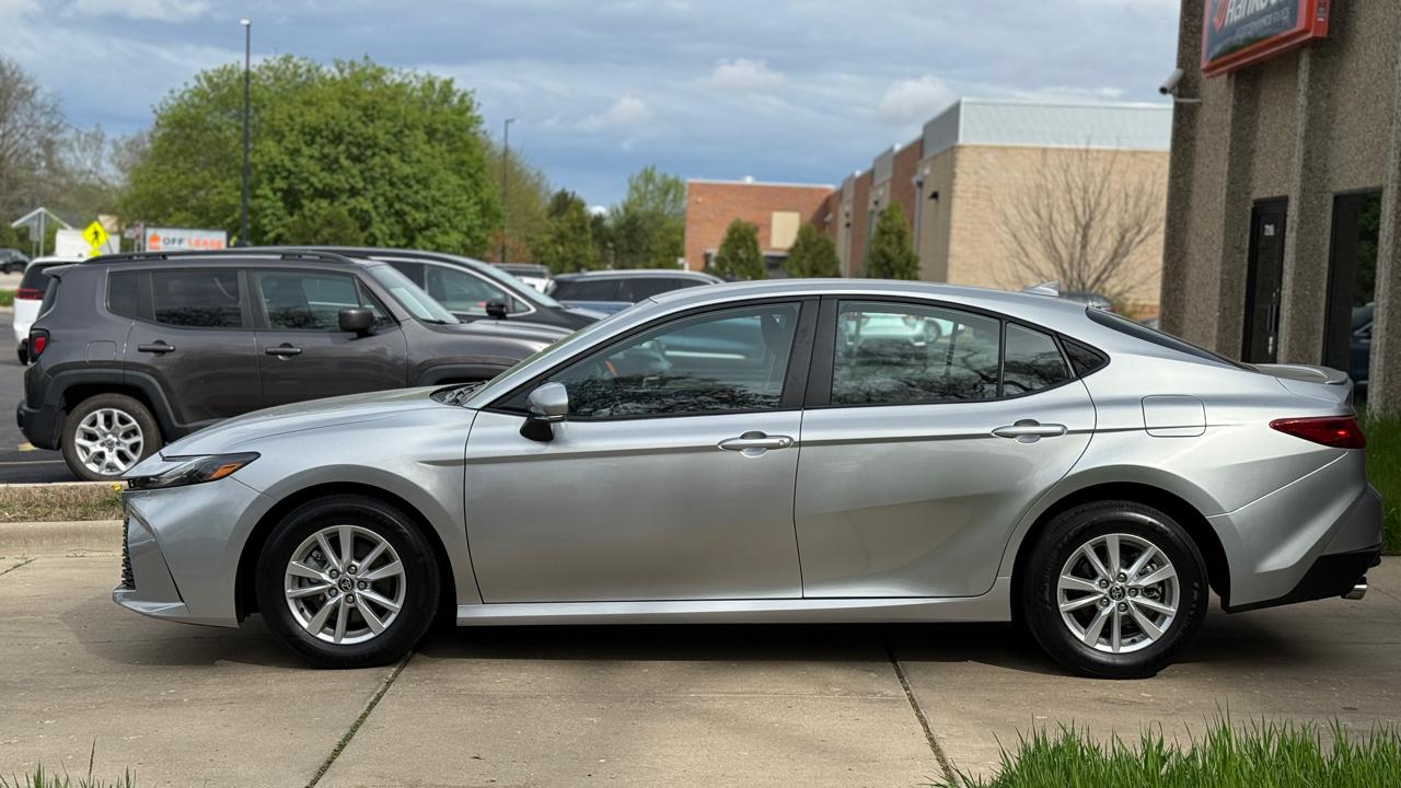 Toyota Camry Hybrid XLE 2025