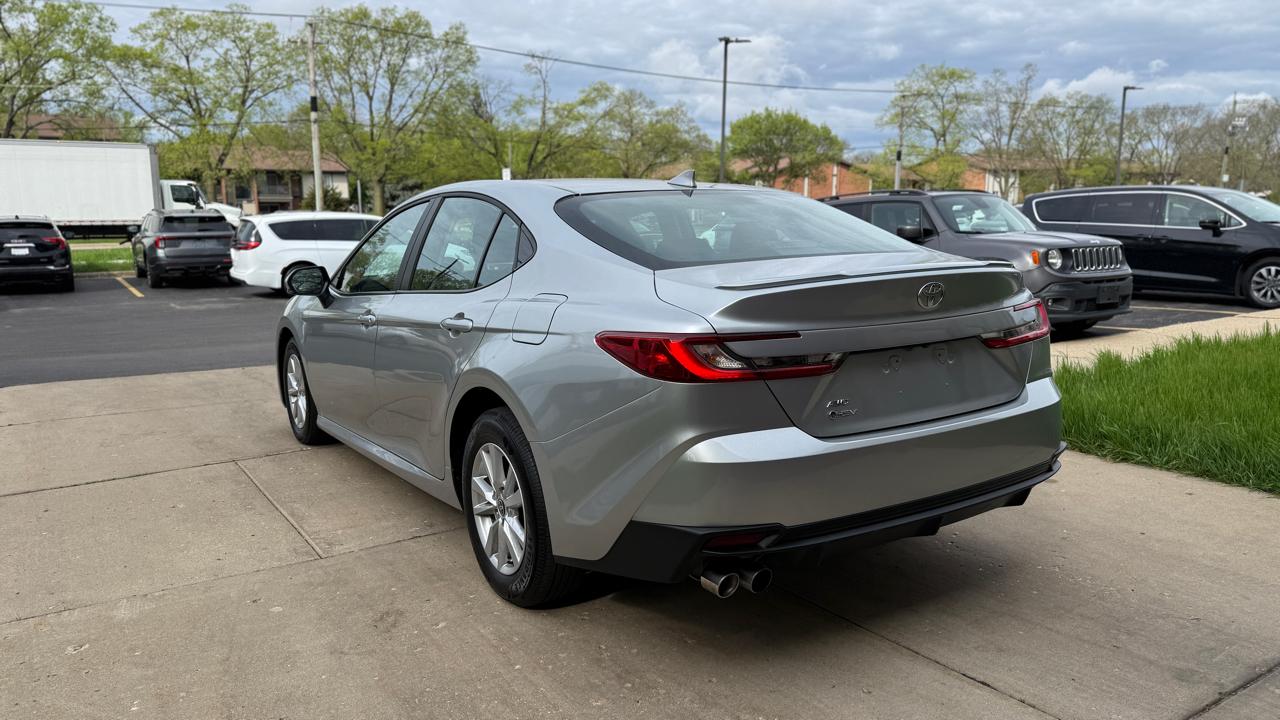 Toyota Camry Hybrid XLE 2025