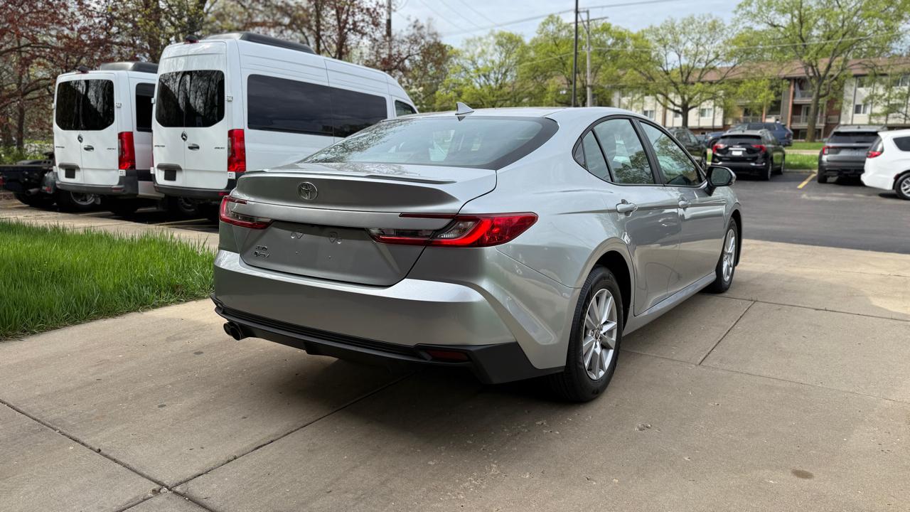 Toyota Camry Hybrid XLE 2025