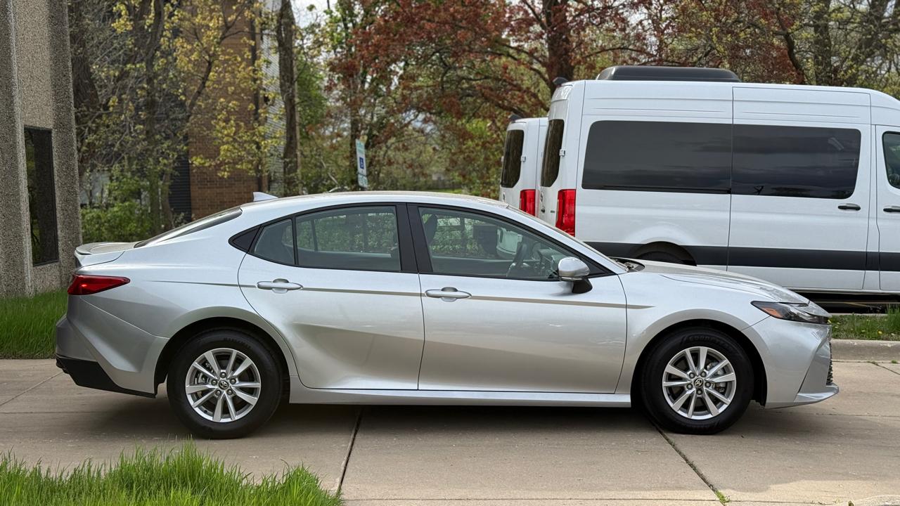 Toyota Camry Hybrid XLE 2025