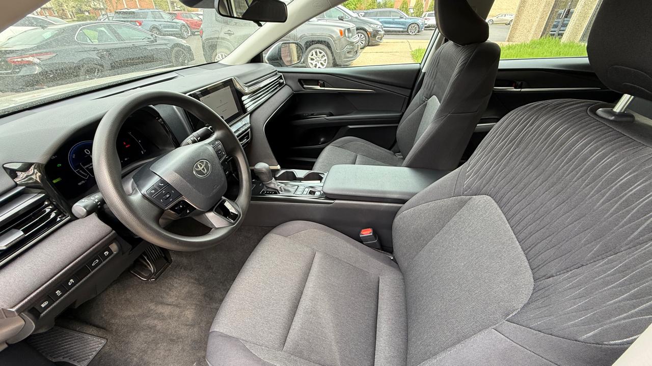 Toyota Camry Hybrid XLE 2025