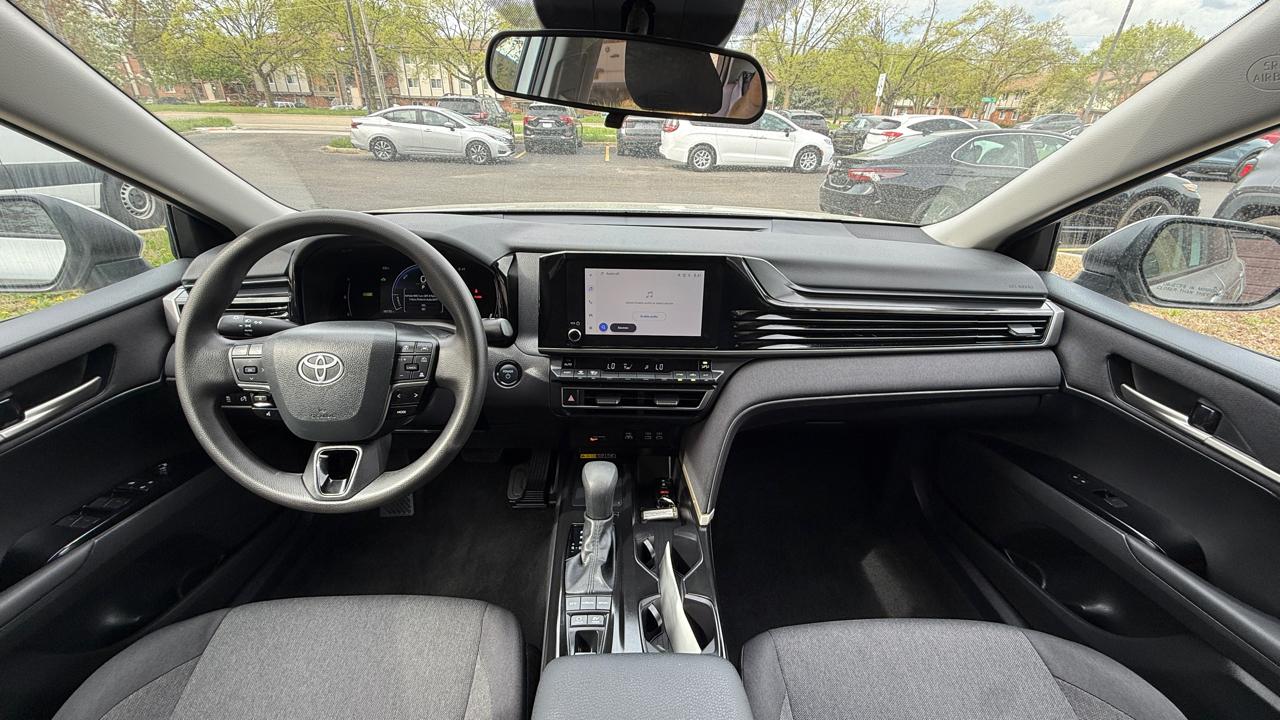 Toyota Camry Hybrid XLE 2025