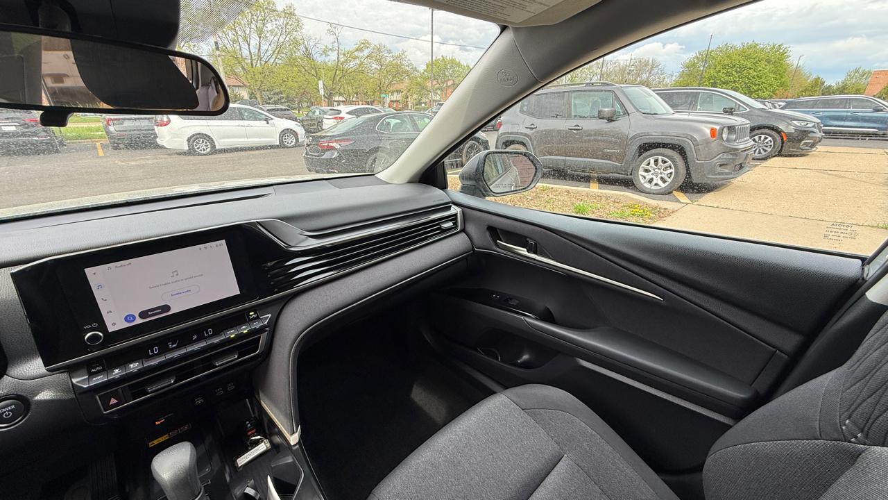 Toyota Camry Hybrid XLE 2025