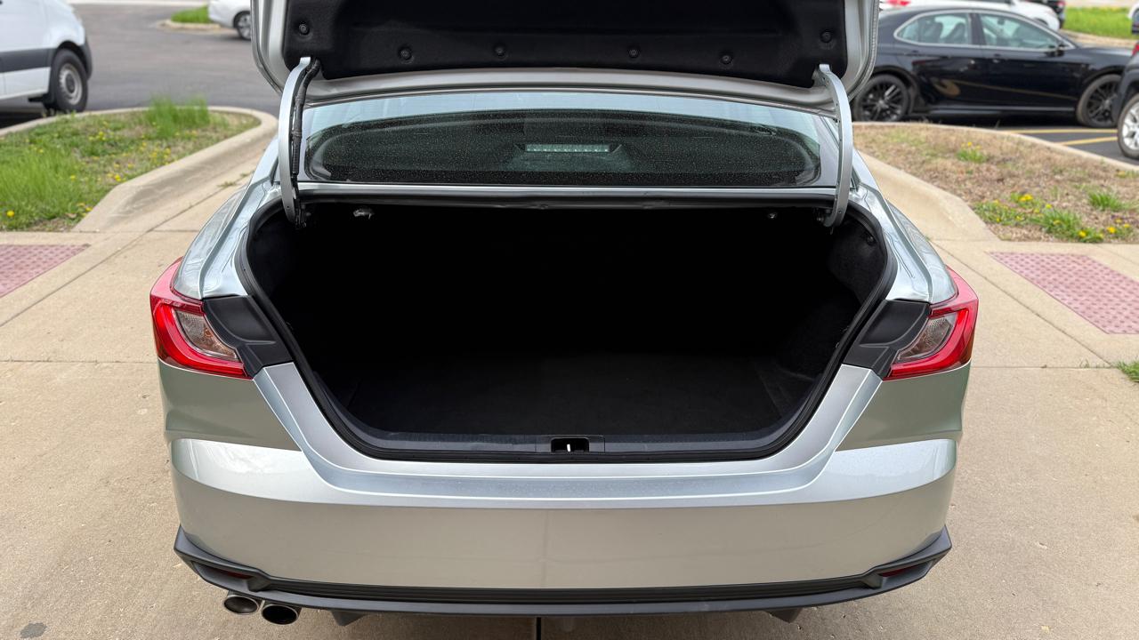 Toyota Camry Hybrid XLE 2025