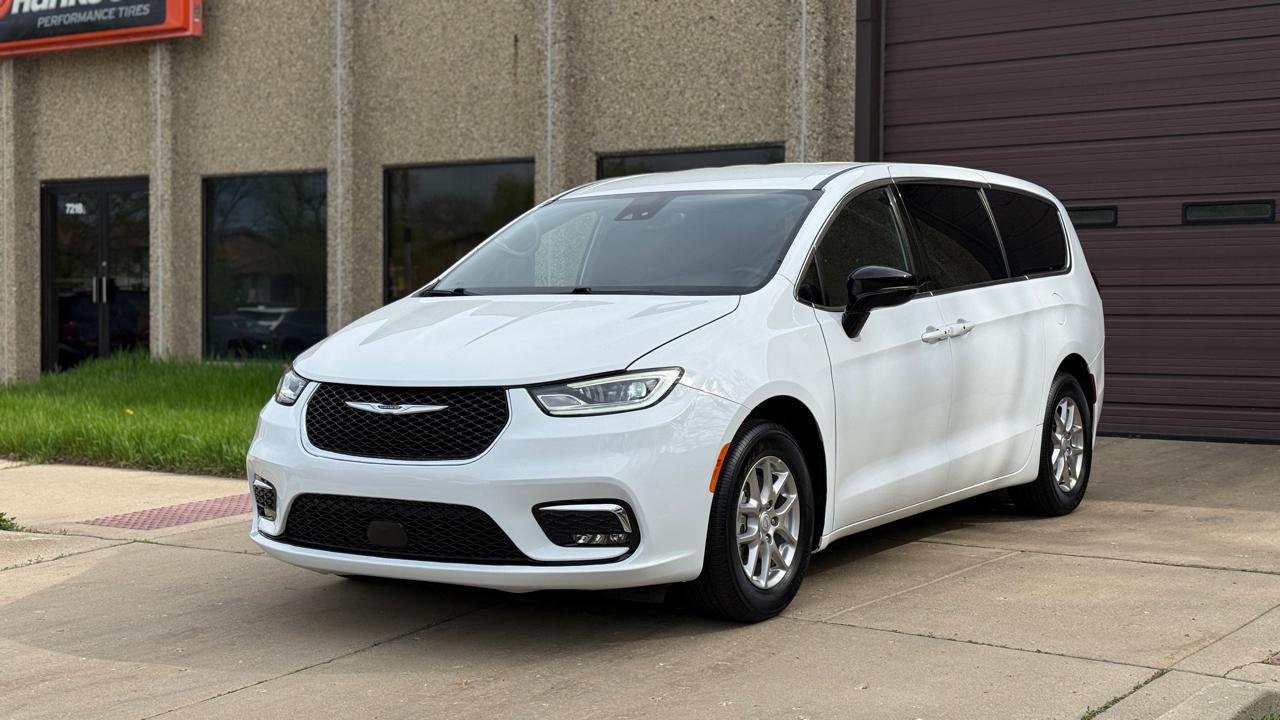 Chrysler Pacifica Select 2025