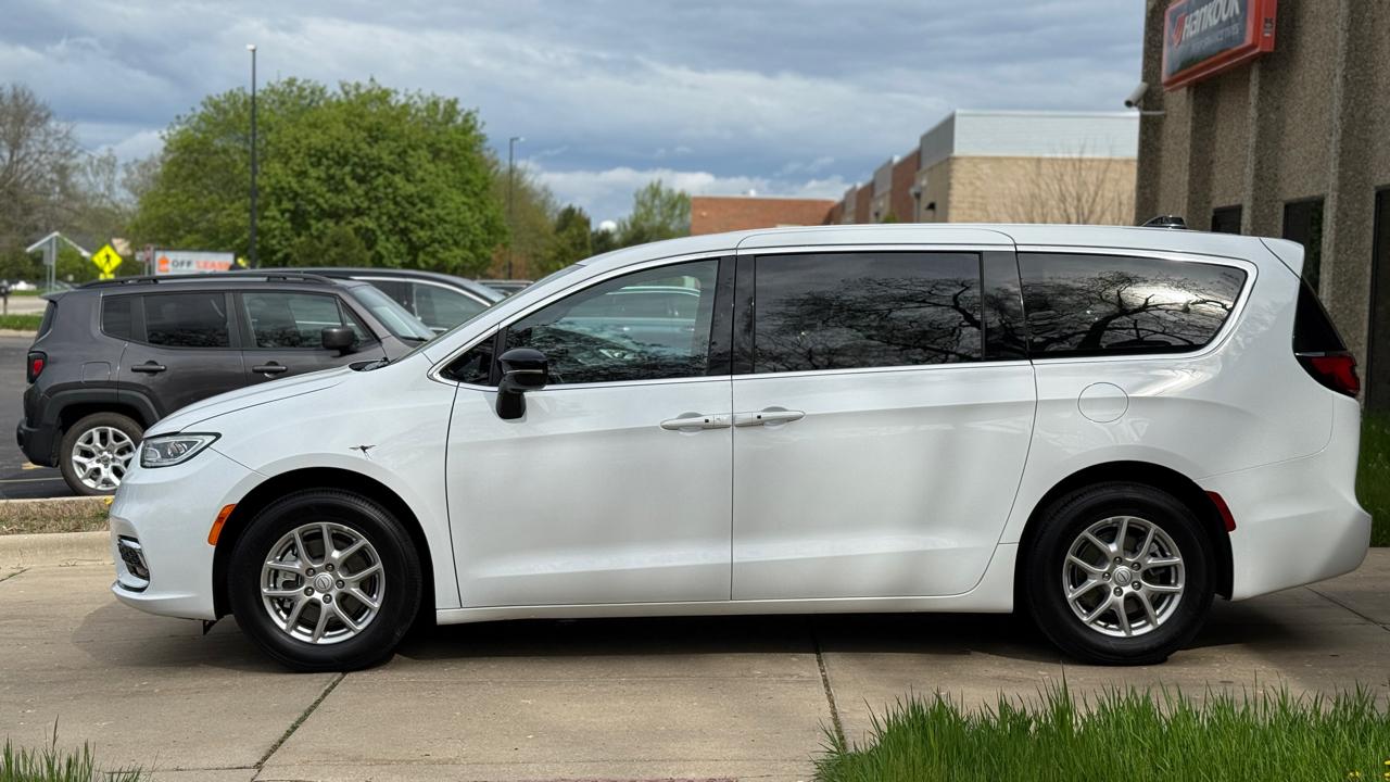 Chrysler Pacifica Select 2025