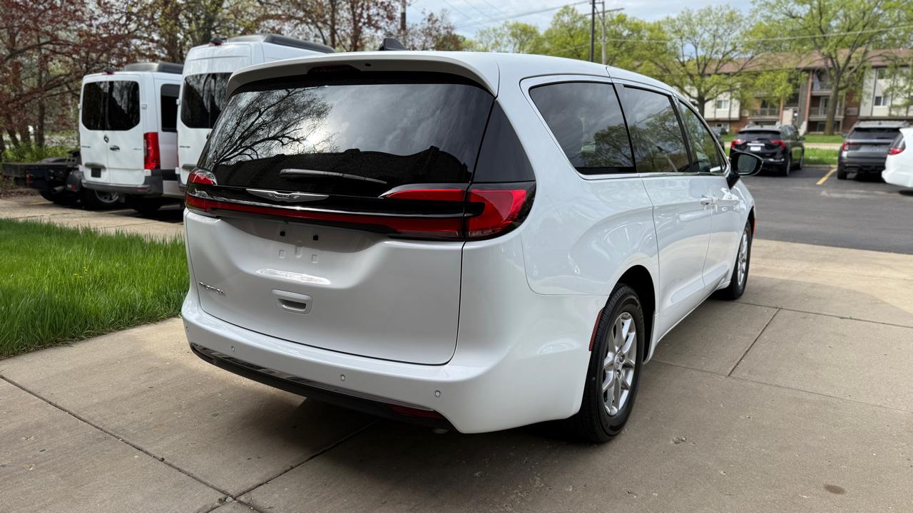 Chrysler Pacifica Select 2025