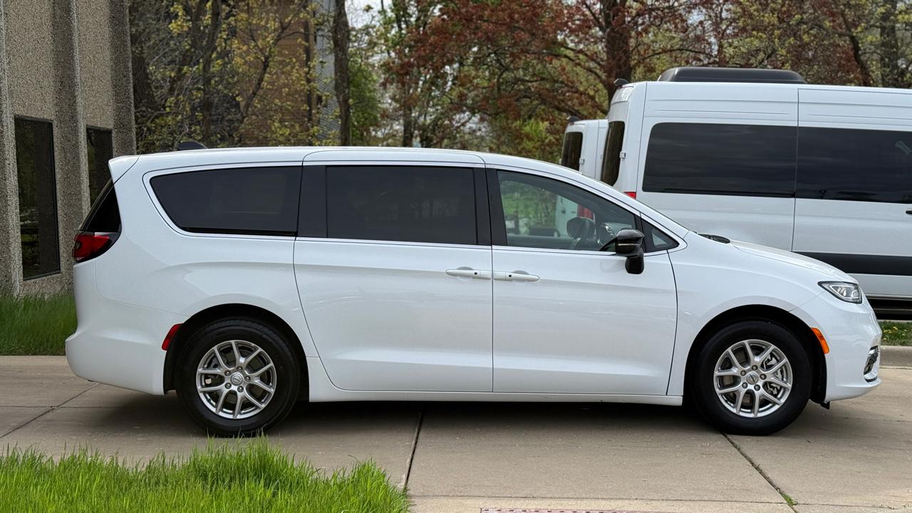 Chrysler Pacifica Select 2025