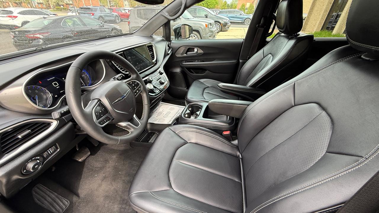 Chrysler Pacifica Select 2025
