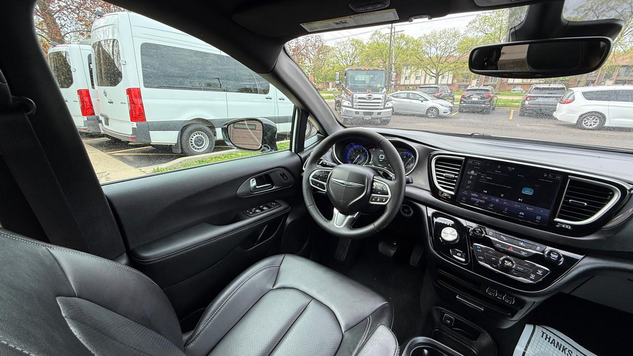 Chrysler Pacifica Select 2025