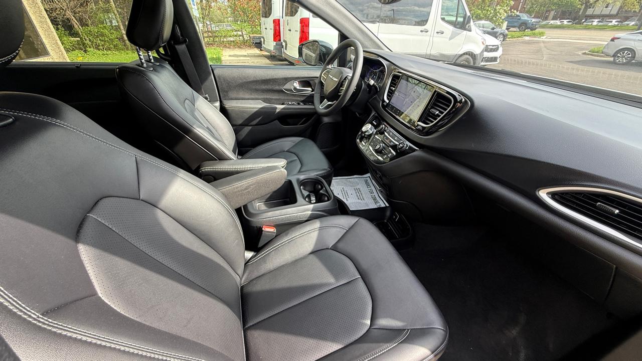 Chrysler Pacifica Select 2026