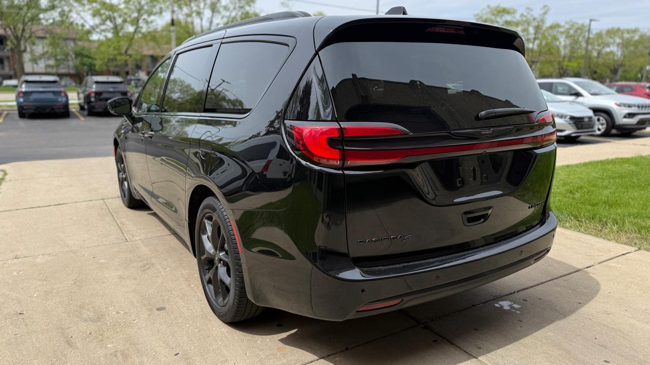 Chrysler Pacifica Limited 2025