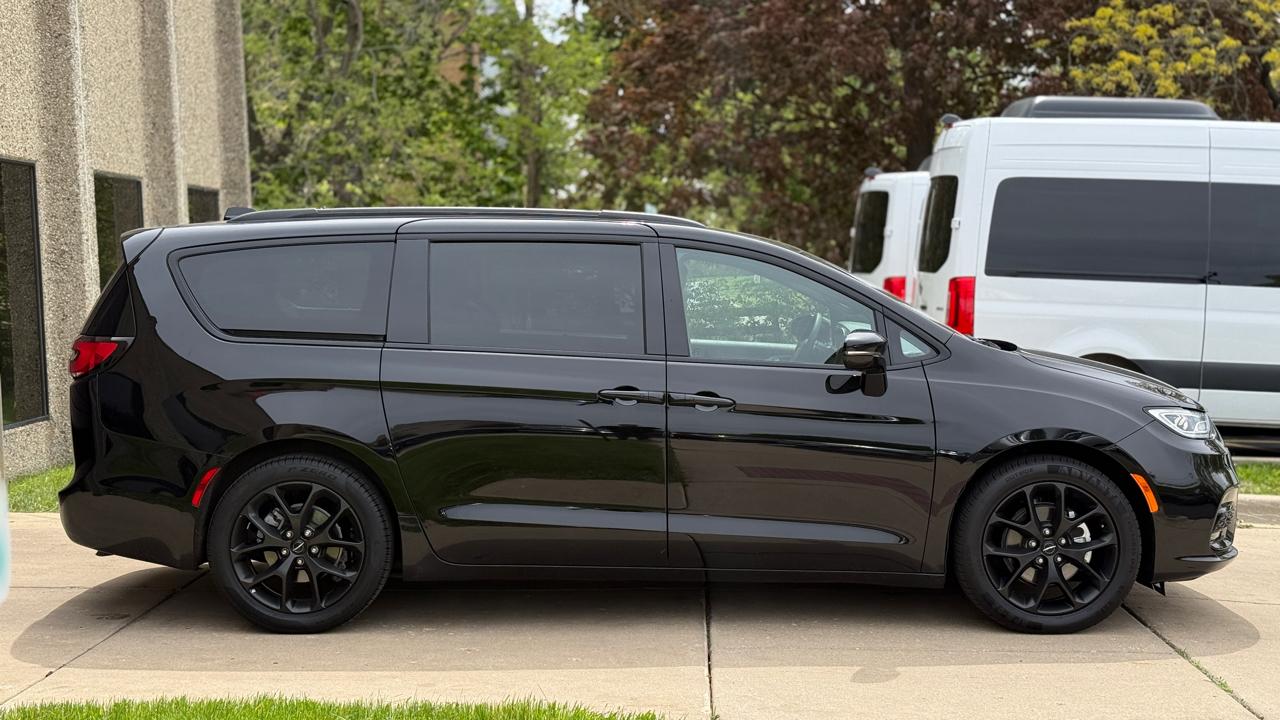 Chrysler Pacifica Limited 2025