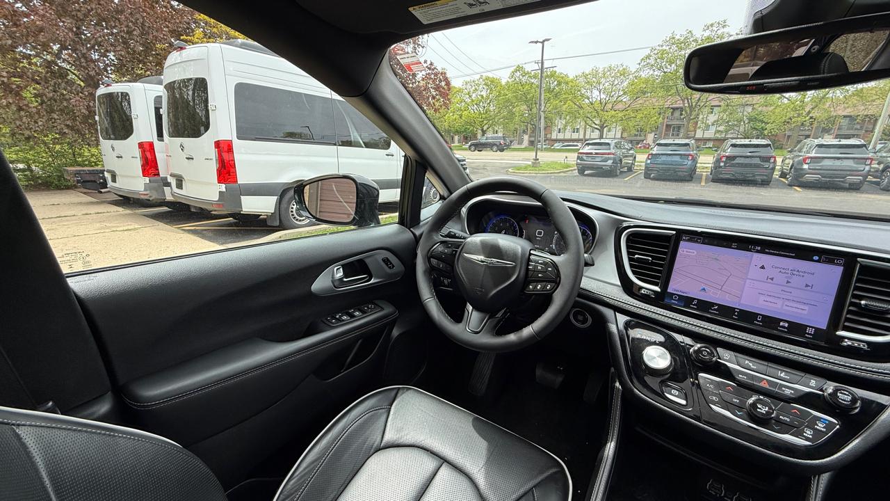 Chrysler Pacifica Limited 2025