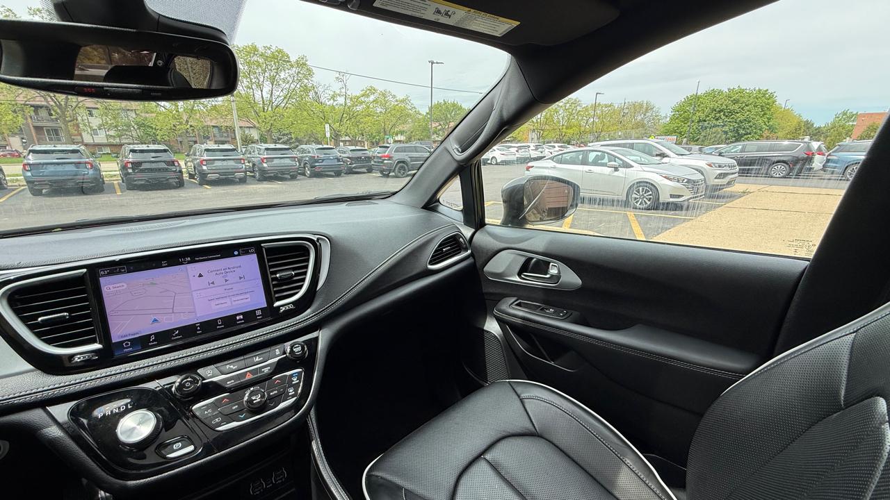 Chrysler Pacifica Limited 2025