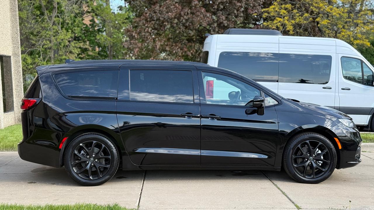 Chrysler Pacifica Limited 2025