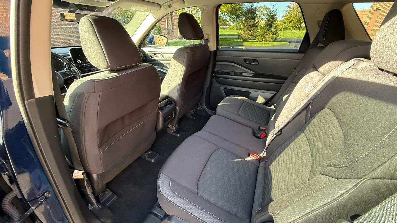 Nissan Pathfinder SV 2025
