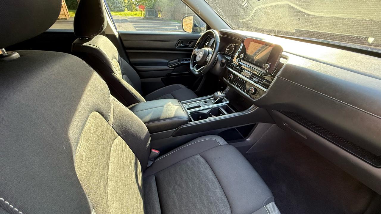 Nissan Pathfinder SV 2025