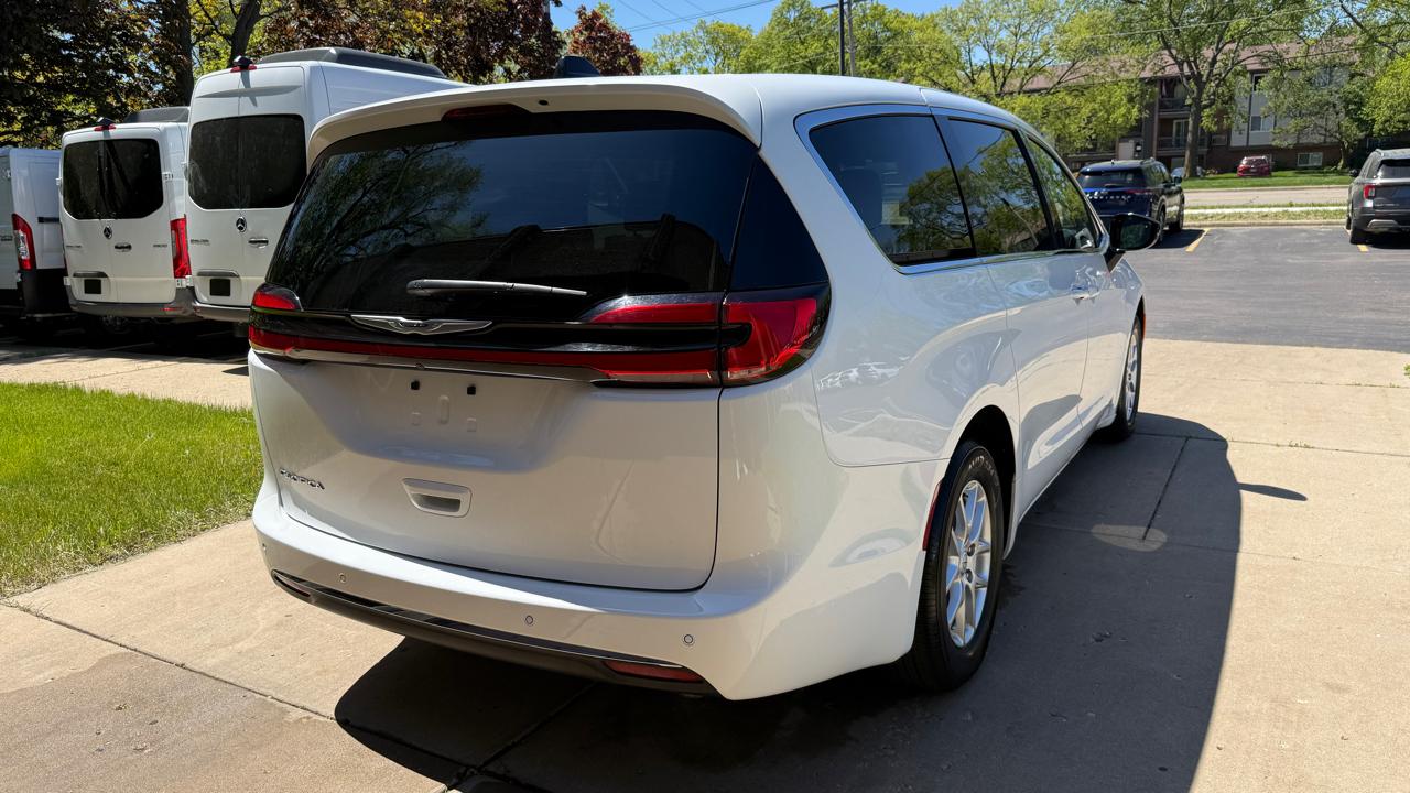 Chrysler Pacifica Select 2025