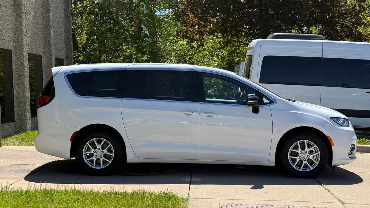 Chrysler Pacifica Select 2025