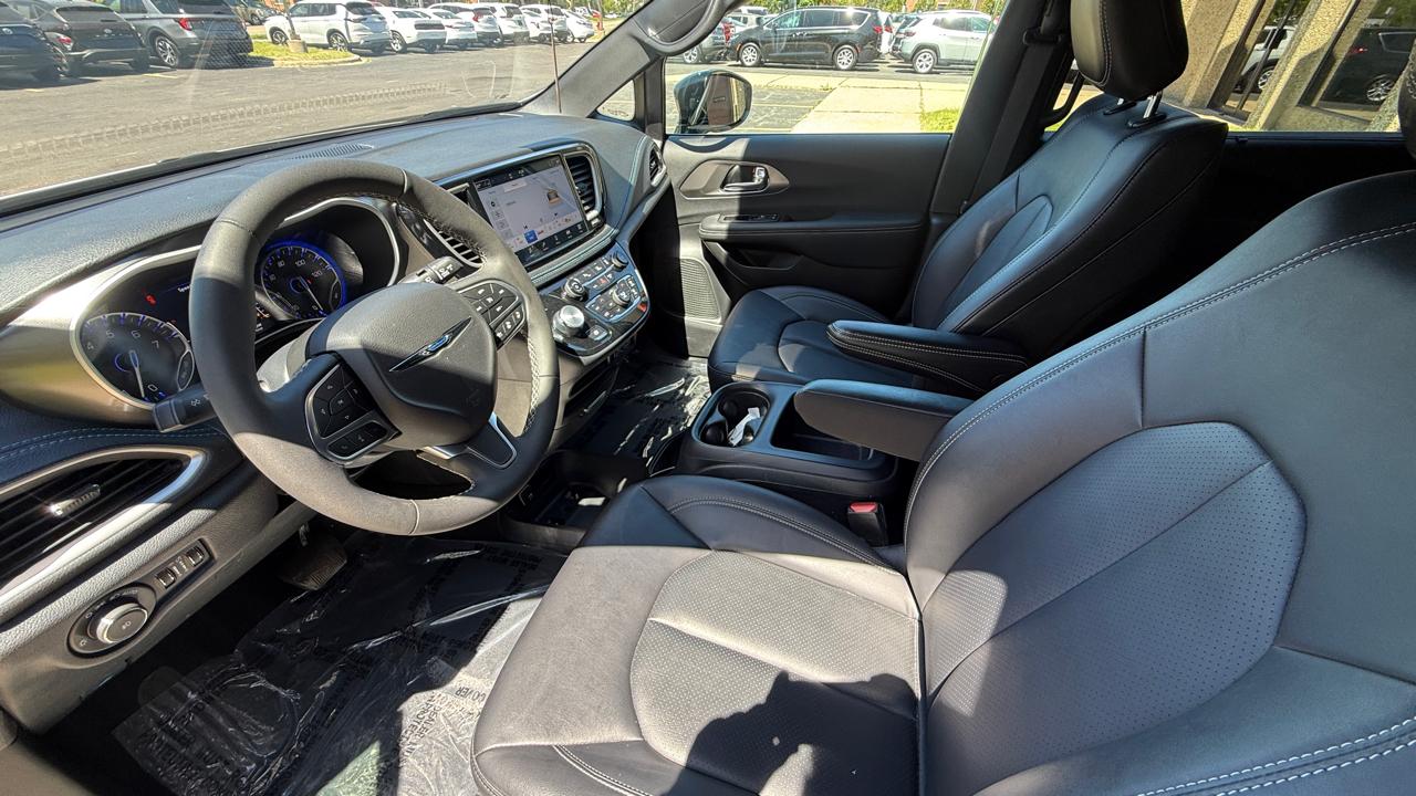 Chrysler Pacifica Select 2025
