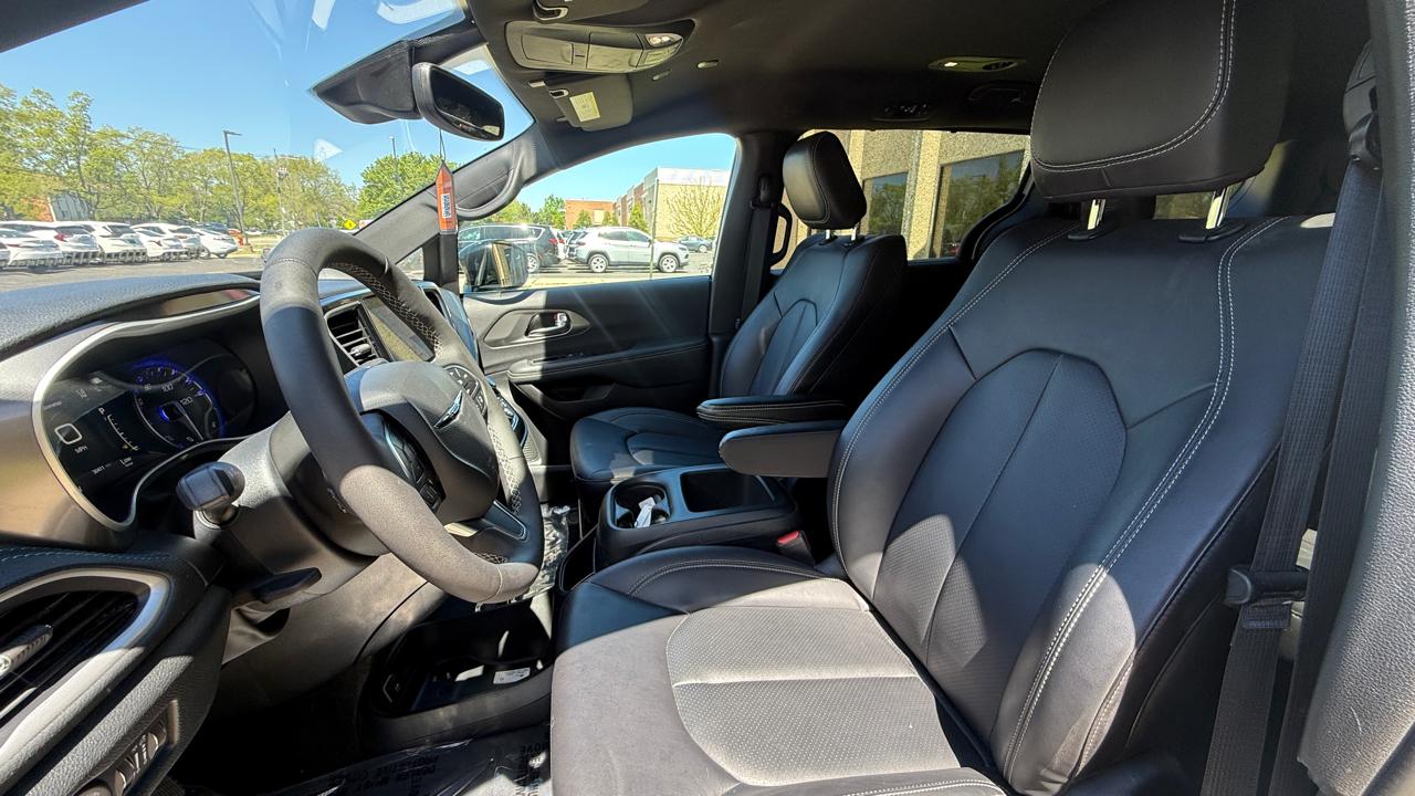 Chrysler Pacifica Select 2025