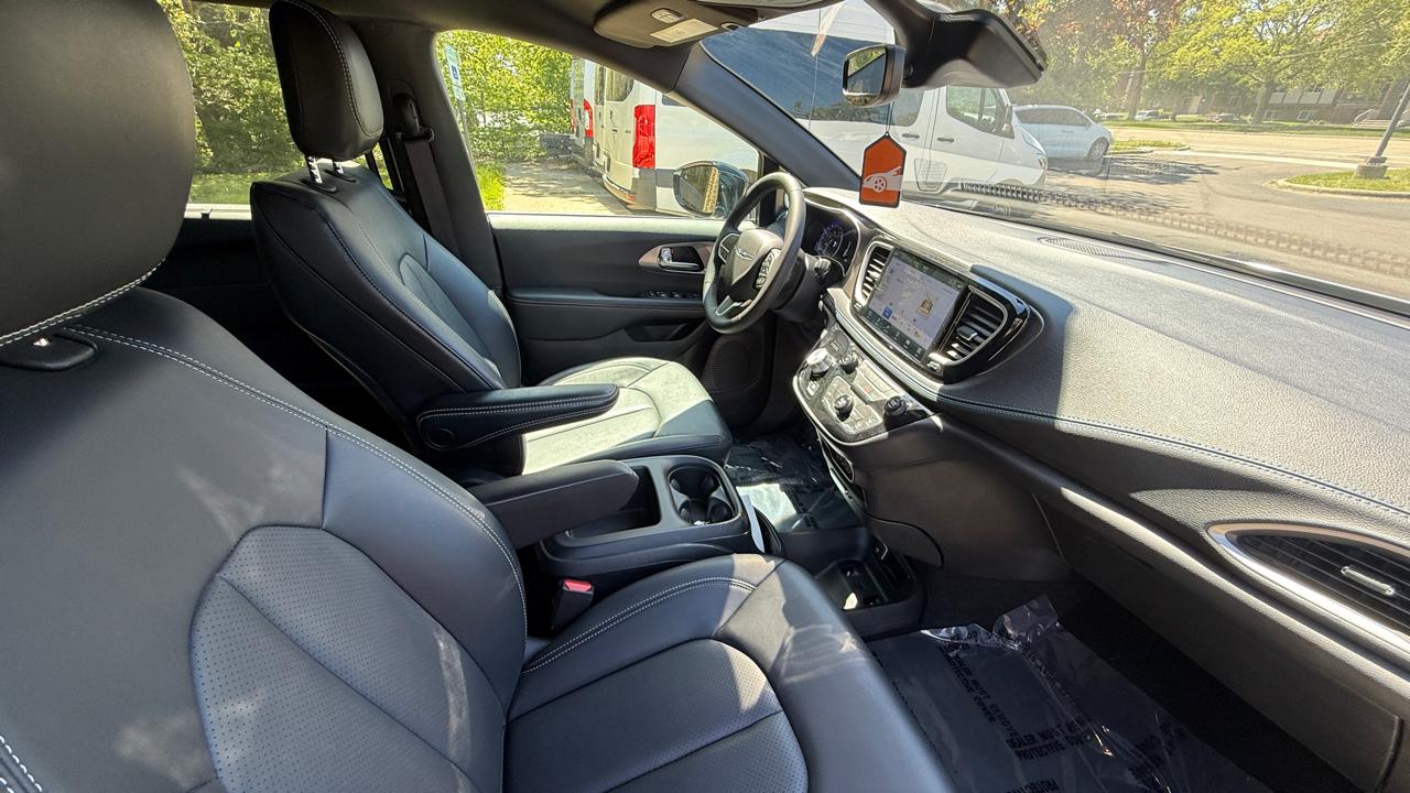 Chrysler Pacifica Select 2025