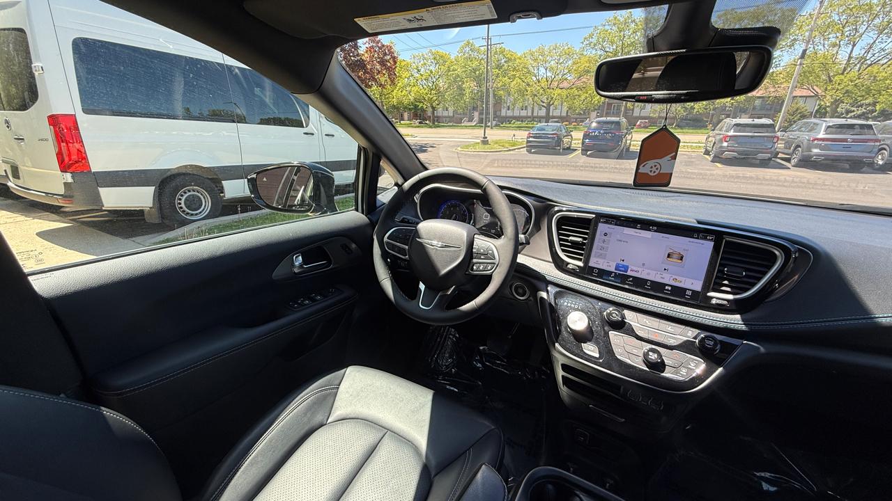Chrysler Pacifica Select 2025