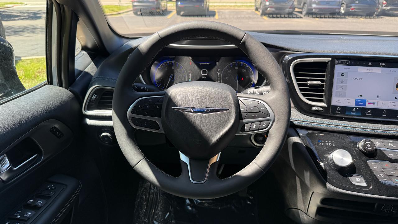 Chrysler Pacifica Select 2025