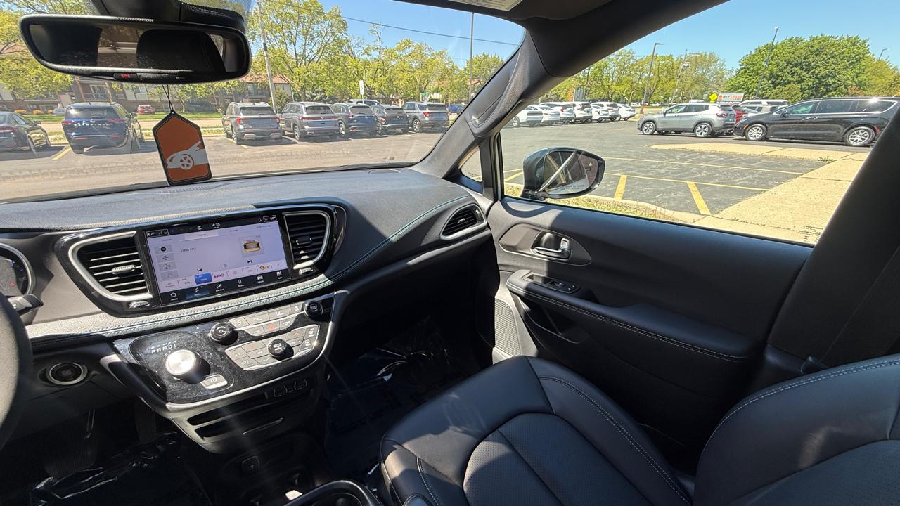 Chrysler Pacifica Select 2025