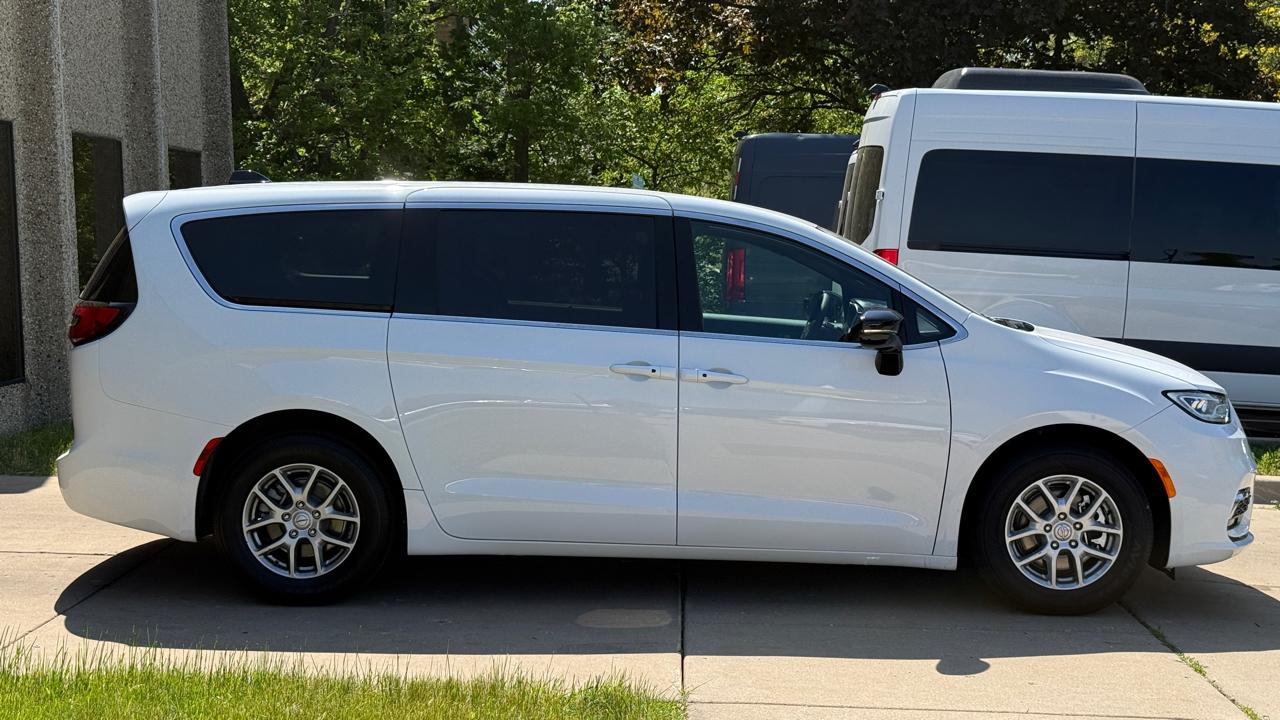 Chrysler Pacifica Select 2026