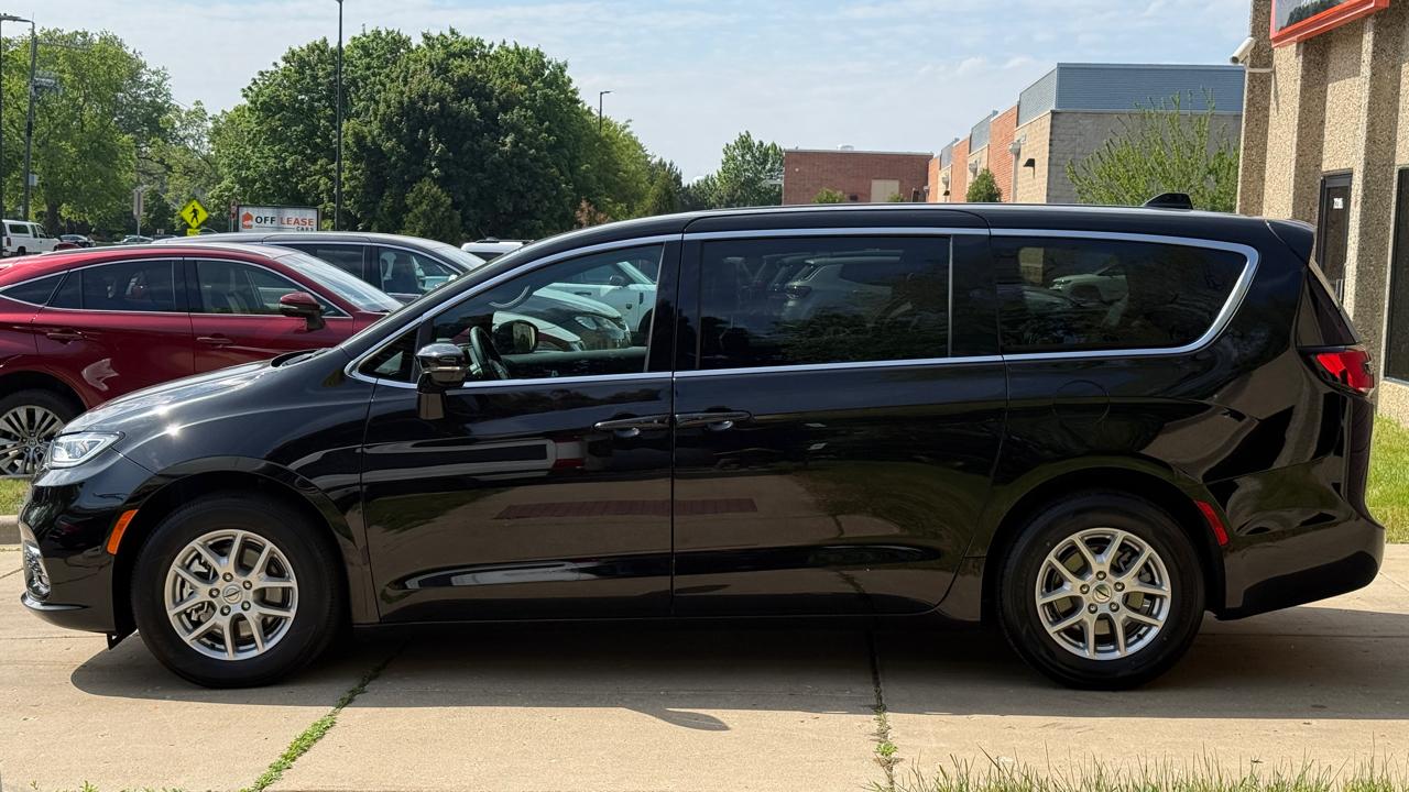 Chrysler Pacifica Select 2025