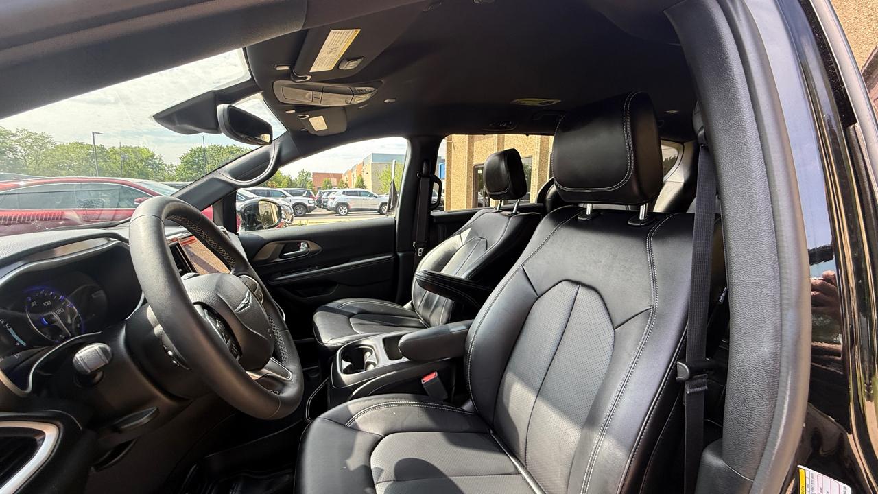 Chrysler Pacifica Select 2025