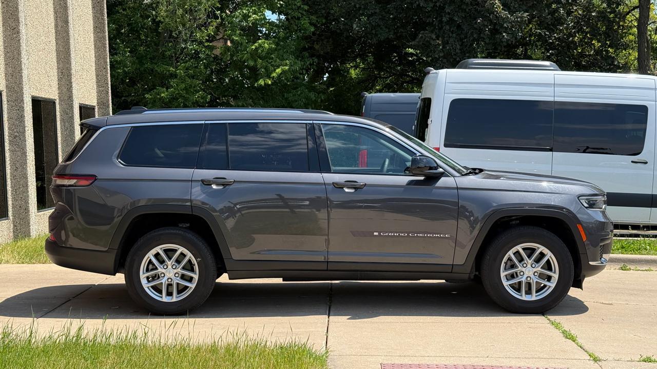 Jeep Grand Cherokee L Laredo 4WD 2023
