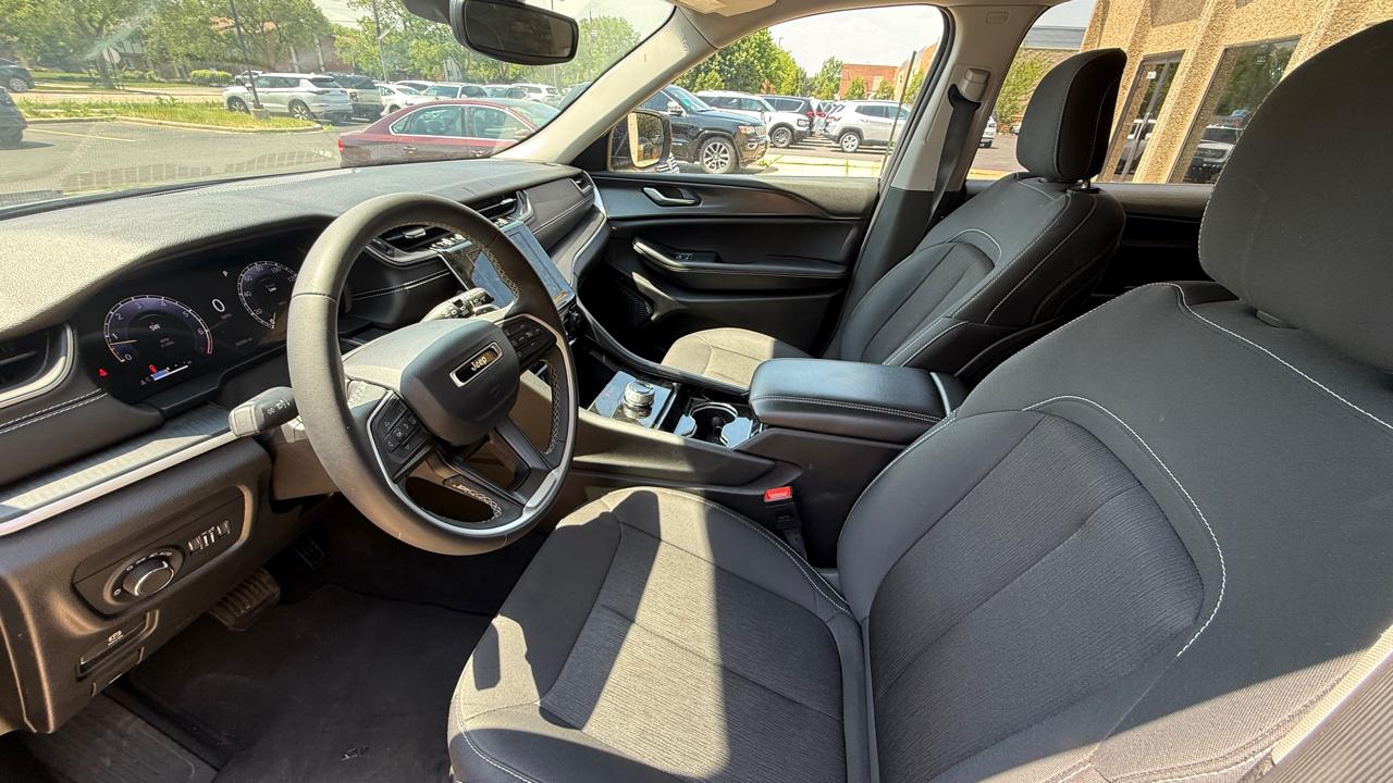 Jeep Grand Cherokee L Laredo 4WD 2023