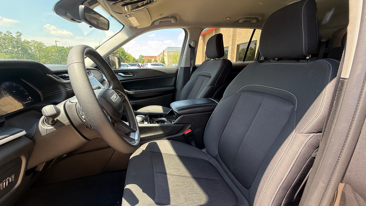 Jeep Grand Cherokee L Laredo 4WD 2023