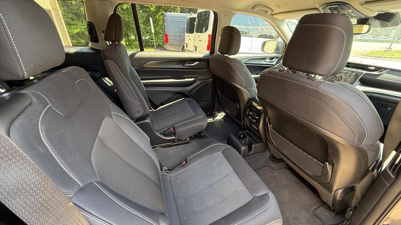 Jeep Grand Cherokee L Laredo 4WD 2023