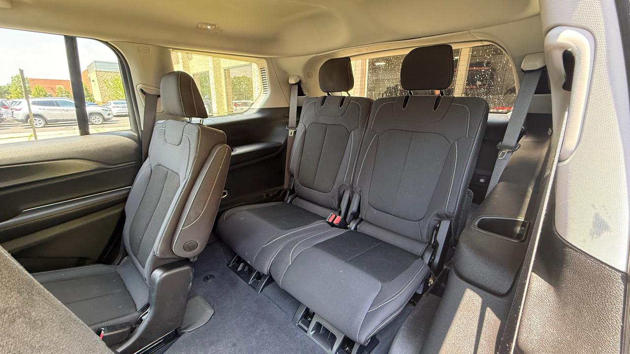 Jeep Grand Cherokee L Laredo 4WD 2023