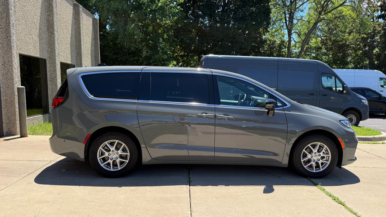 Chrysler Pacifica Select 2025