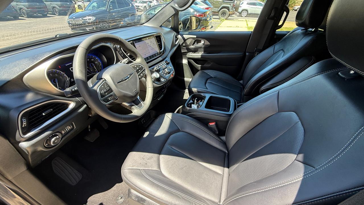 Chrysler Pacifica Select 2025