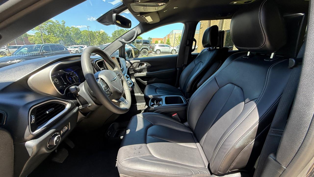 Chrysler Pacifica Select 2025